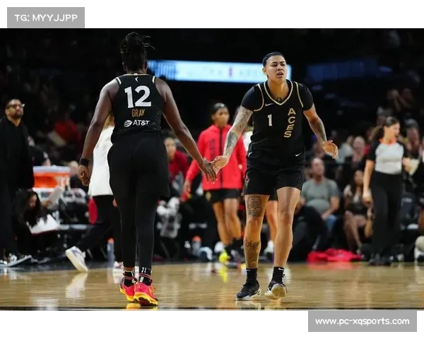 场外聚焦:布克等NBA球星现场观战WNBA半决赛 场外聚焦:布克等NBA球星现场观战WNBA半决赛