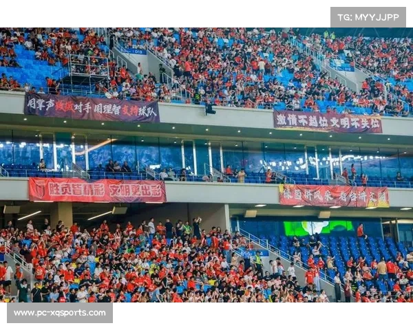 中超球迷文化双面性:凤凰山狂热氛围与歧视行为并存 中超球迷文化双面性:凤凰山狂热氛围与歧视行为并存